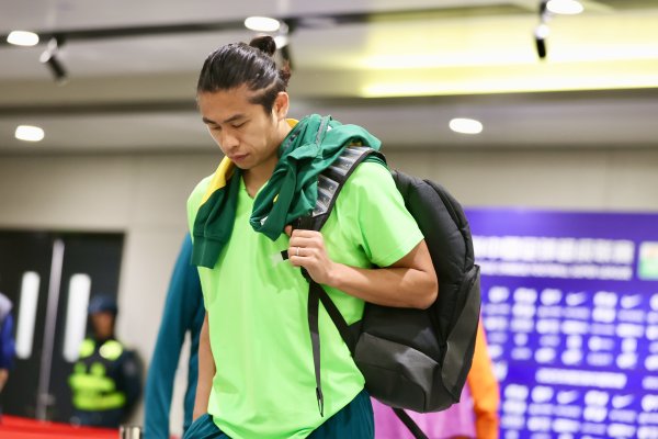 足球报：张玉宁过程搜检后并无大碍，应该不会影响接下来的比赛