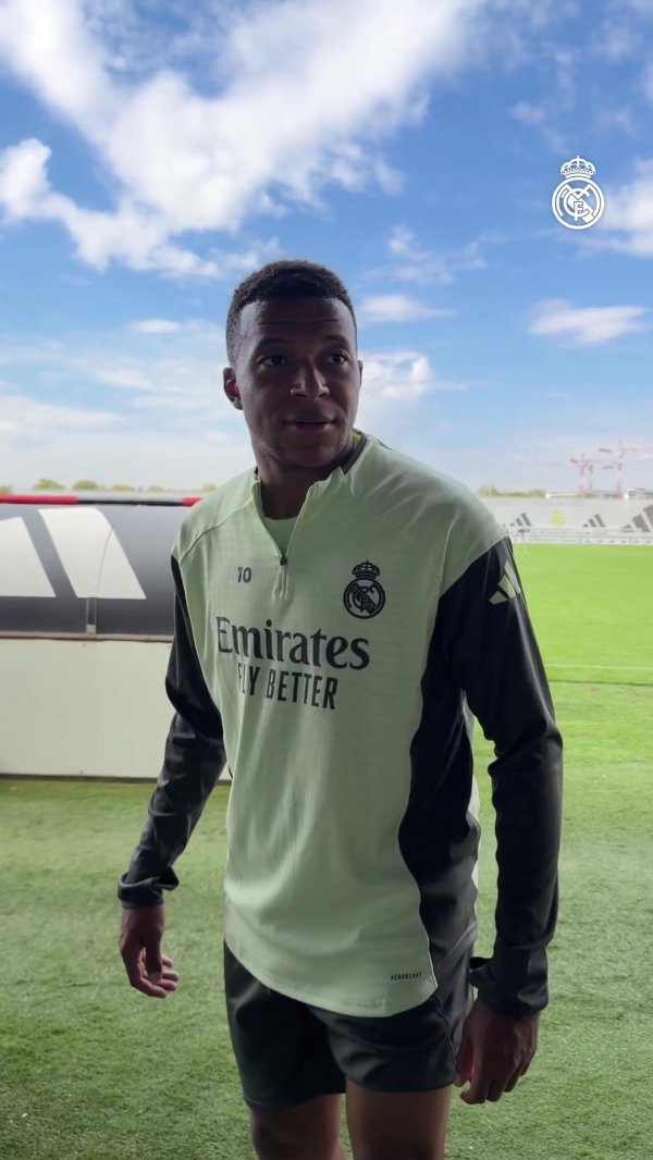 长得像哪位名东说念主？库尔图瓦：德约科维奇⚽米利唐：利文斯顿