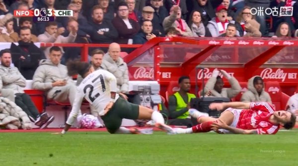 衔接4场吃红牌！古斯托两黄变一红被罚下，切尔西剩10东说念主作战