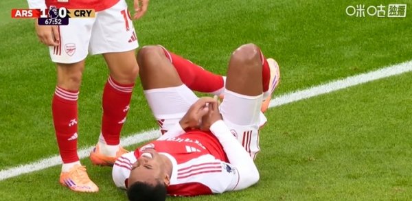 😂男东谈主齐懂的痛！加布里埃尔高高跃起后落地，下体重重撞上立柱