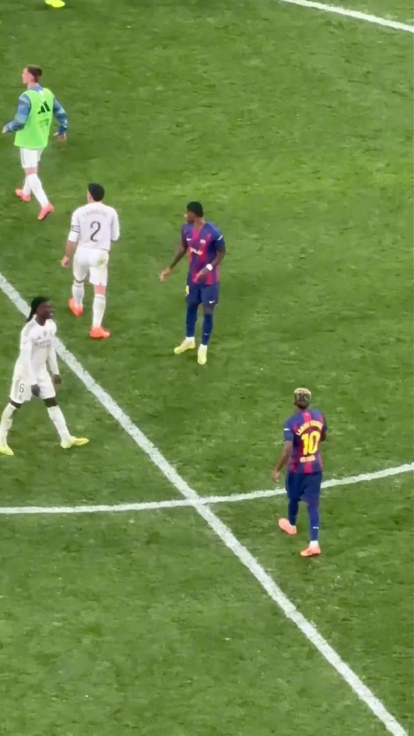 🎥看台视角看突破缘故：卡瓦哈尔与亚马尔隔空叫板，队友拉架