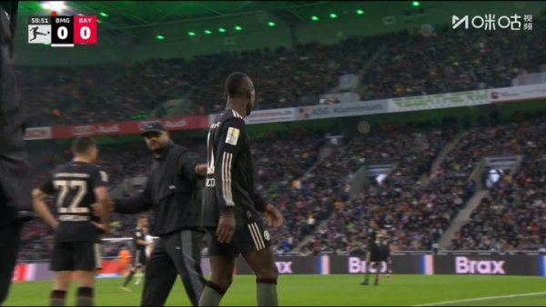 久攻不下！拜仁第59分钟退换锋线，杰克逊被换下，格纳布里登场