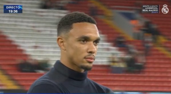 异思天开！阿诺德再次站在了安菲尔德的草皮上，现场鄙人雨