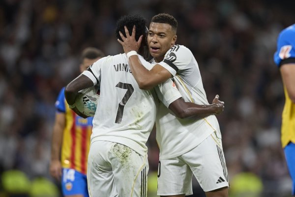 马卡：维尼修斯罚点球让姆巴佩错失戴帽的契机，后者吸收千里默