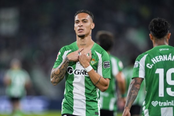 这没进？安东尼两轰天下波+9场5球2助，仍遭安帅无视落第巴西名单