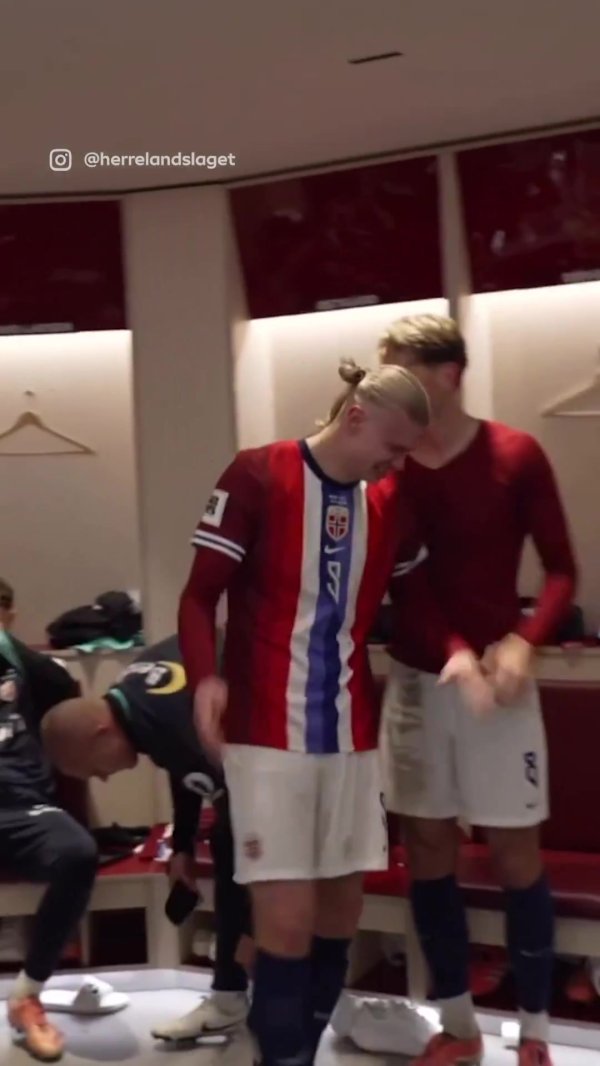 寰球杯咱们来了！哈兰德赛后与队友在更衣室内翩翩起舞庆祝