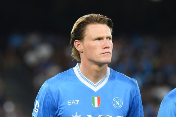 镜报：麦克托米奈落场签名球衣卖出24000欧