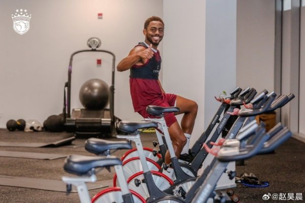 好音信！海港新闻官晒球队查验照，加布里埃尔朝镜头竖大拇指