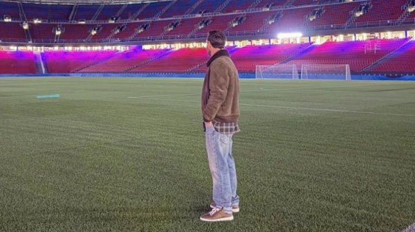 记者：梅西不念念让拉波尔塔哄骗他的形象，访谒前没见告任何东谈主