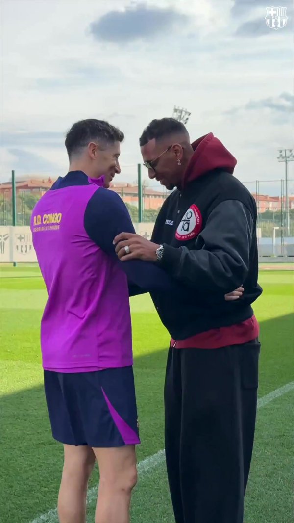 巴萨社媒晒博阿滕调覆按察基地视频，与老队友莱万拥抱