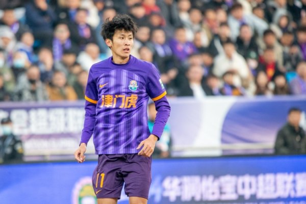 记者：赛后问谢维军怎样半途下场，他指着肋骨说了句“裂了”