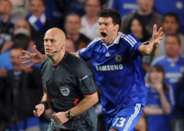 马卡追忆巴萨蓝军交锋名格局：穆帅叱咤梅西演戏、小白绝平